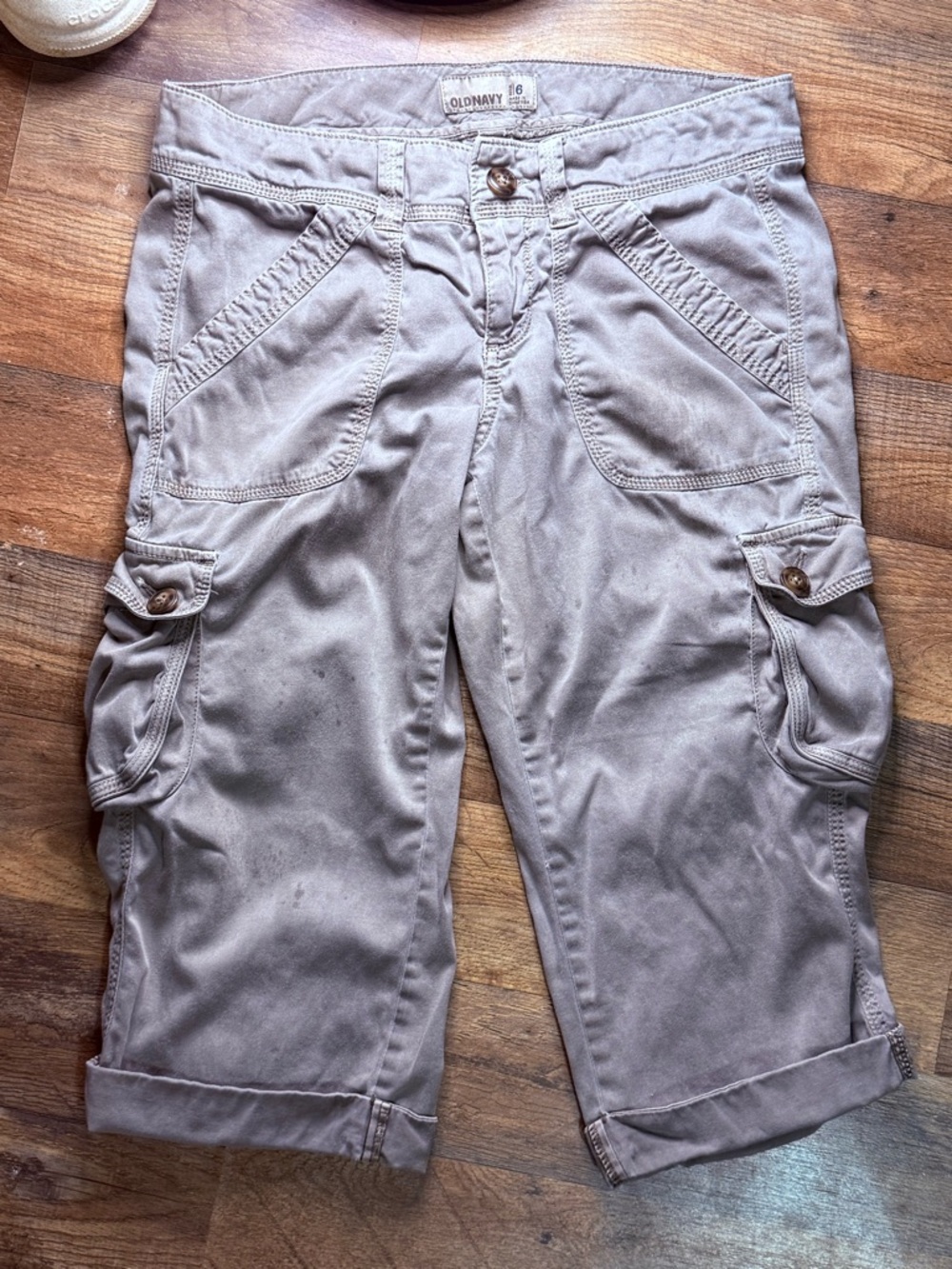 Y2K Old Navy Cargo Capris - Picture 3 of 4